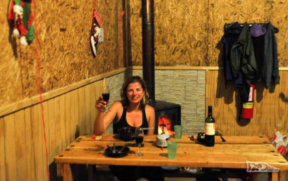 Dormimos na barraca, mas aproveitamos o refúgio quentinho do Acampamento Los Cuernos para jantarmos e tomarmos um bom vinho, no Parque Nacional Torres del Paine, no sul do Chile